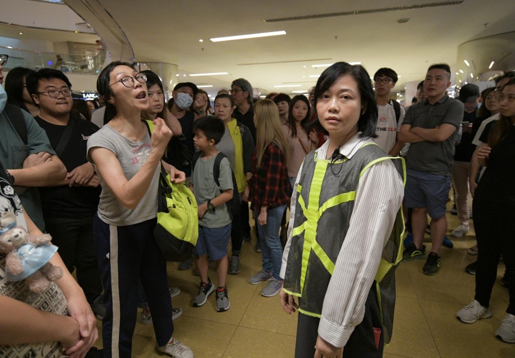 市民不滿太古城中心被防暴警進入,繼而包圍保安員。