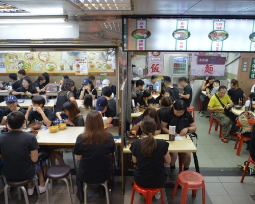 午後有大量黑衣人光顧葵涌廣場內的食肆。