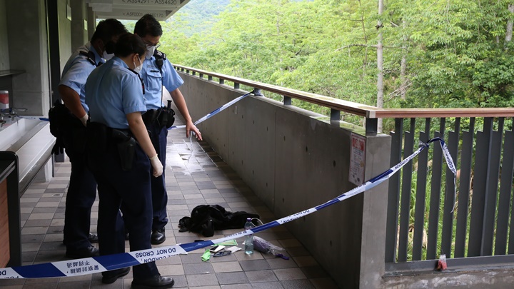 警員調查男子遺留的財物。