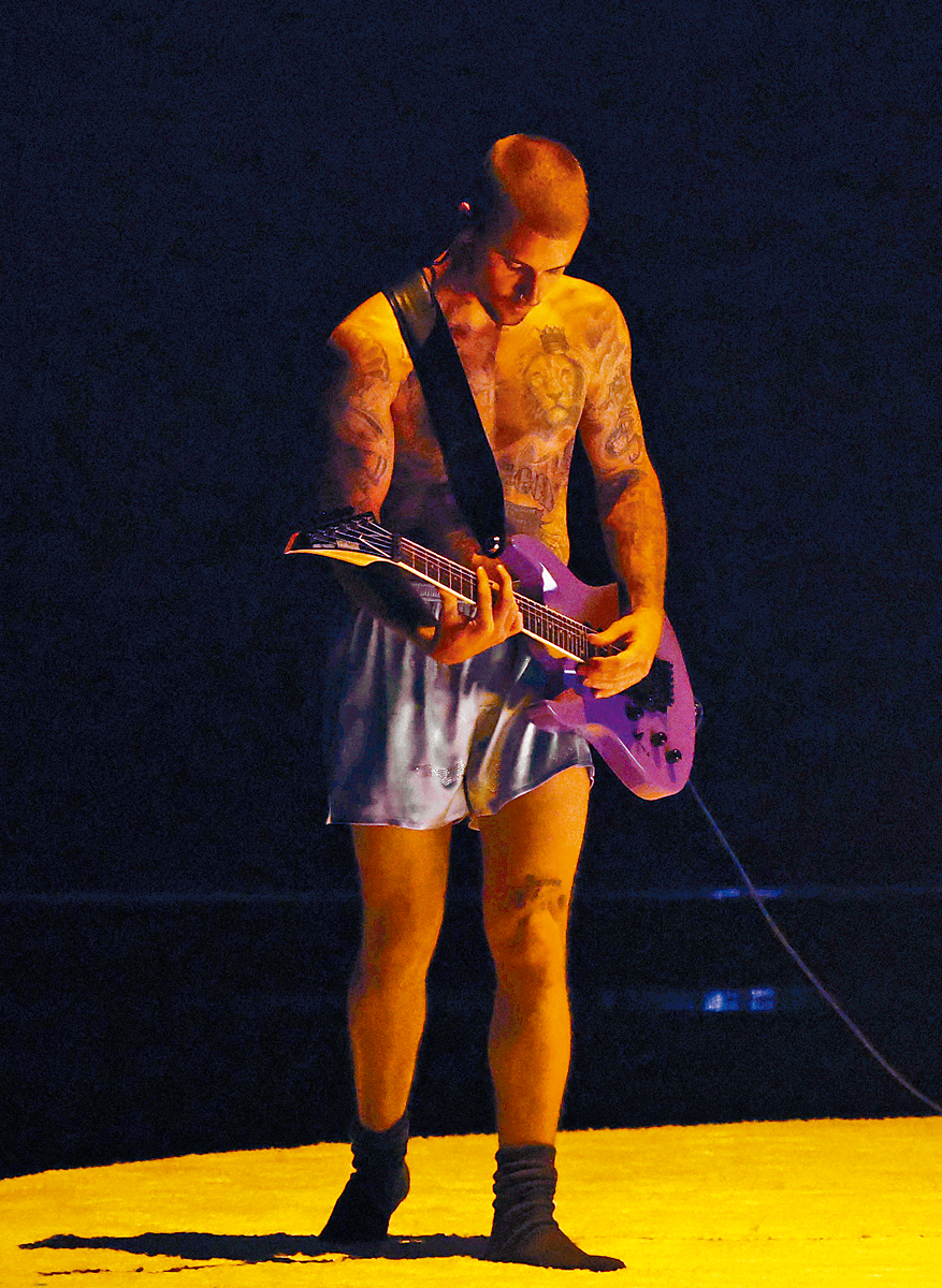 Justin相隔4年再公開演出，卻只穿「孖煙囱」表演惹批評。