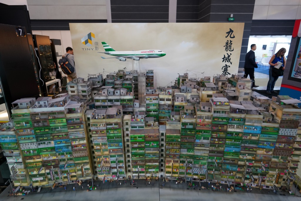 曾肇弘 – 九龙城寨的污名与神话｜九龙城寨微缩模型，亮相2020年第46届《香港玩具展》。