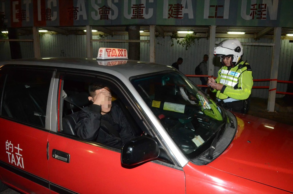 警員在大球場外截查的士