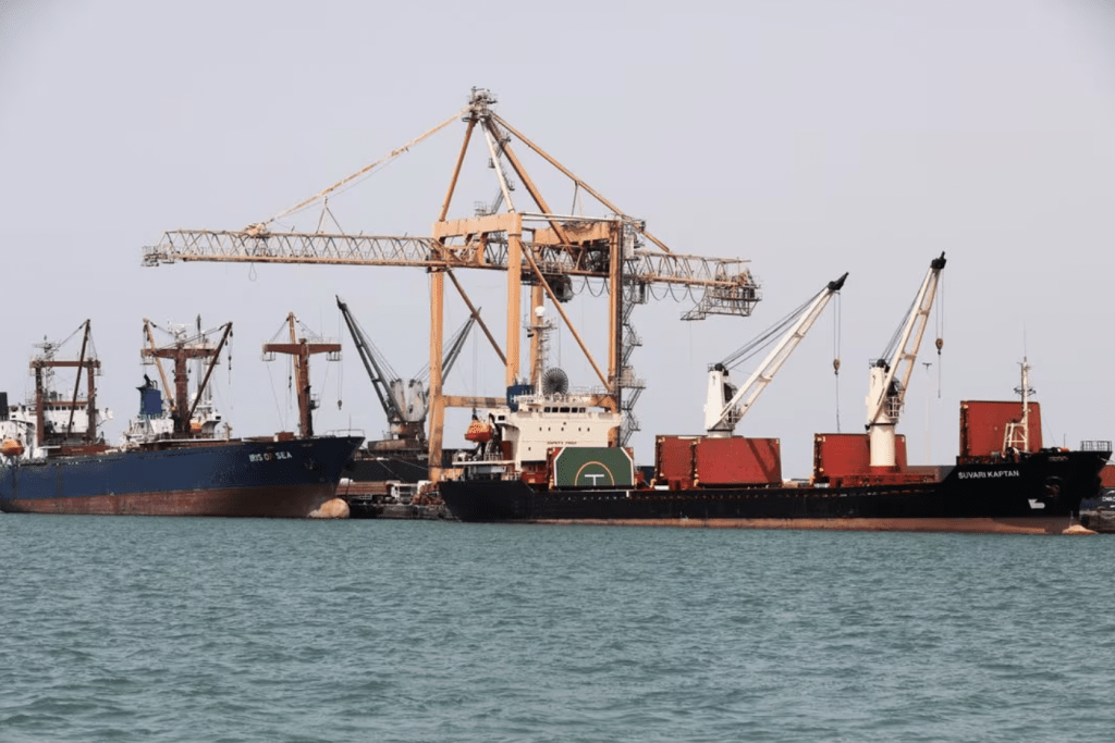 2023 年 2 月 25 日，商船停靠在胡塞武装控制的也门荷台达红海港口。路透社