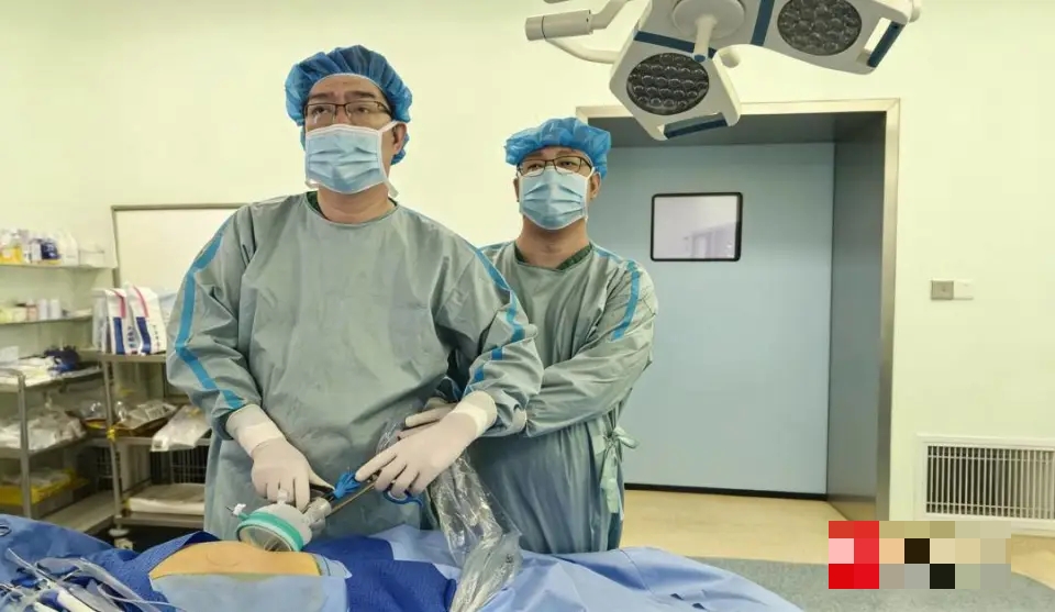 醫護人員以單孔微創手術為患者取出體內膽結石。 紫牛新聞