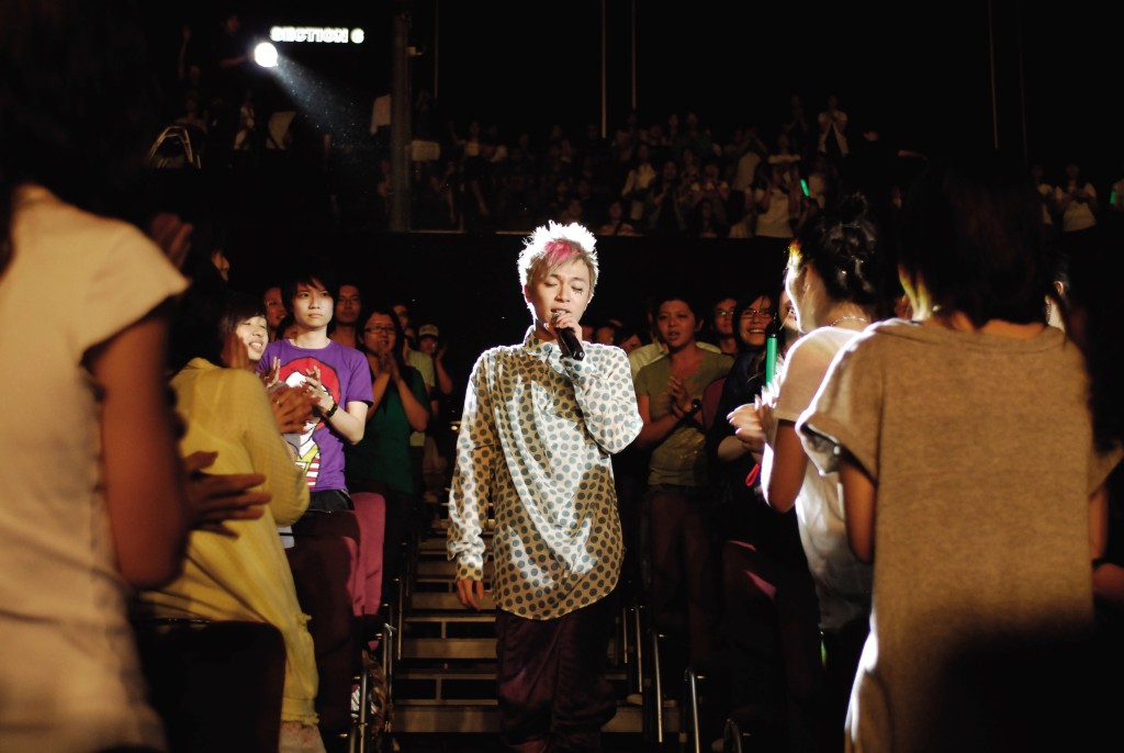 苏打绿2008年举行首个《陪我歌唱》巡回演唱会，当时以香港作首站，在九展Star Hall连开两场。