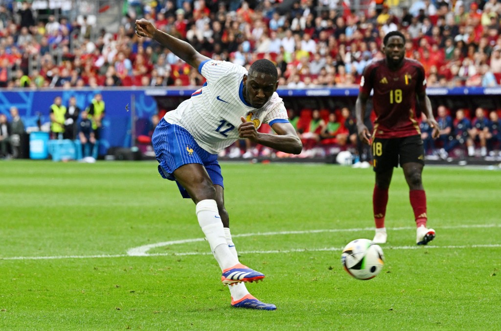 法国(白衫)靠对手乌龙球1:0击败比利时。REUTERS