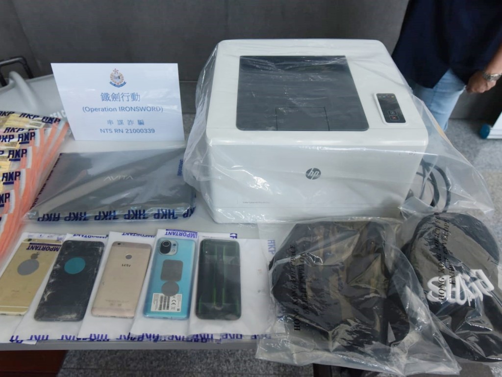 警方檢獲涉及案件的證物,包括手提電話及影印機等。