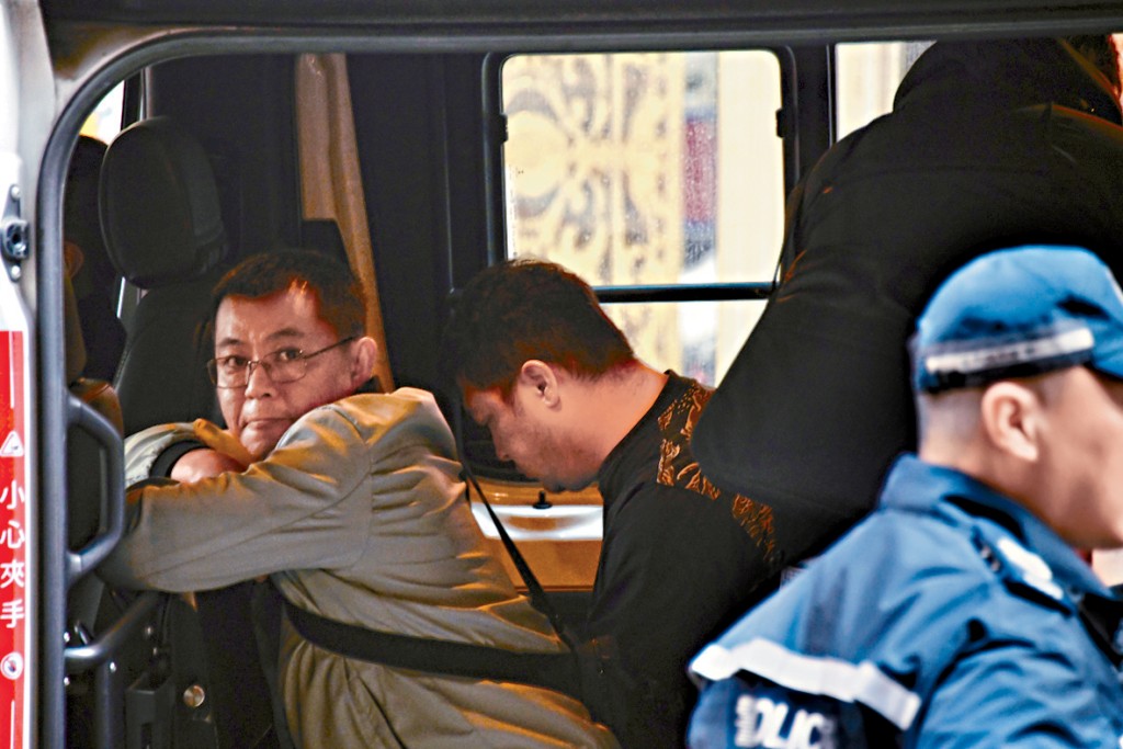 遇劫事主向警員講述案發經過。