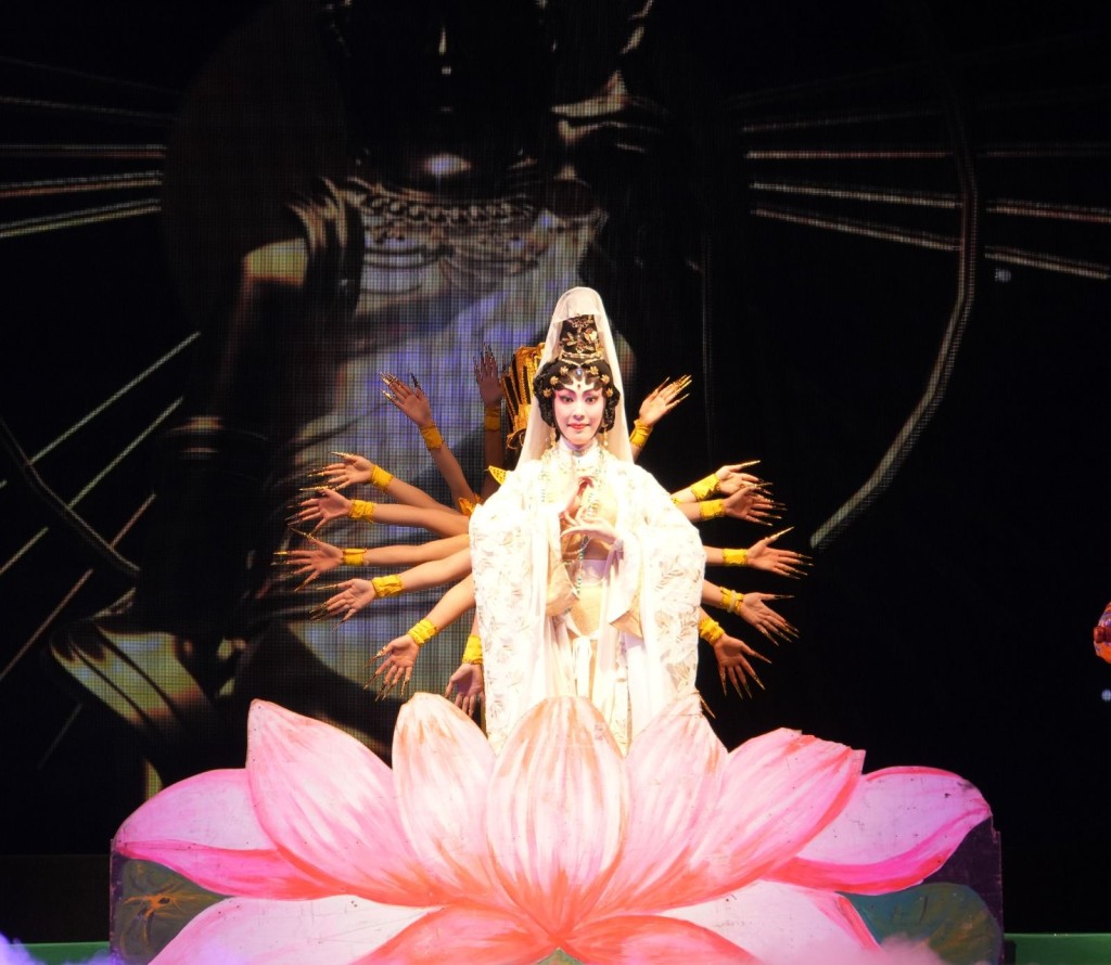 多位舞蹈演员演绎千手观音，场景优美。