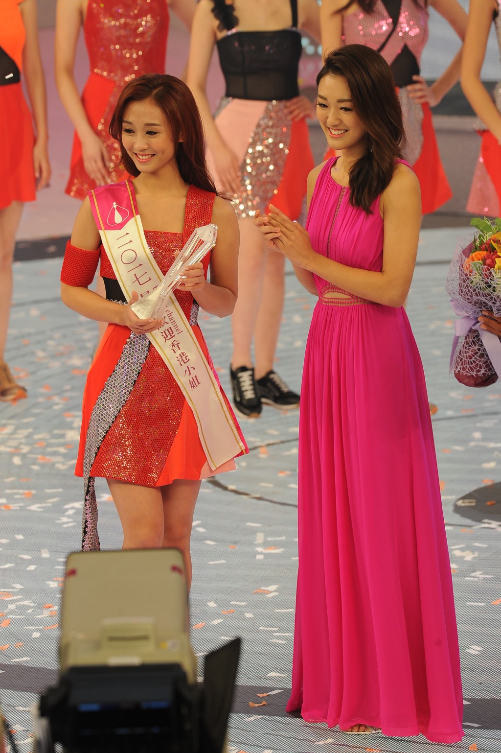 張寶欣（左）從家姐張寶兒手上獲得Big Big Channel最受歡迎香港小姐（該獎取代「友誼小姐」）。