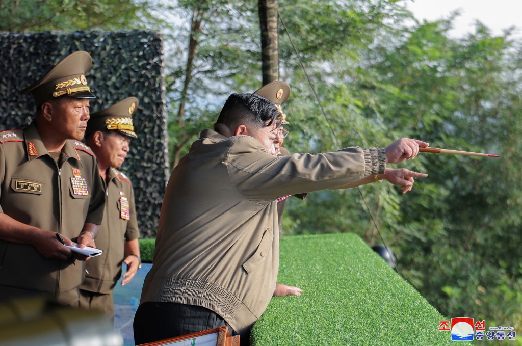 金正恩在陆军特种部队的训练基地进行现场指导。路透社