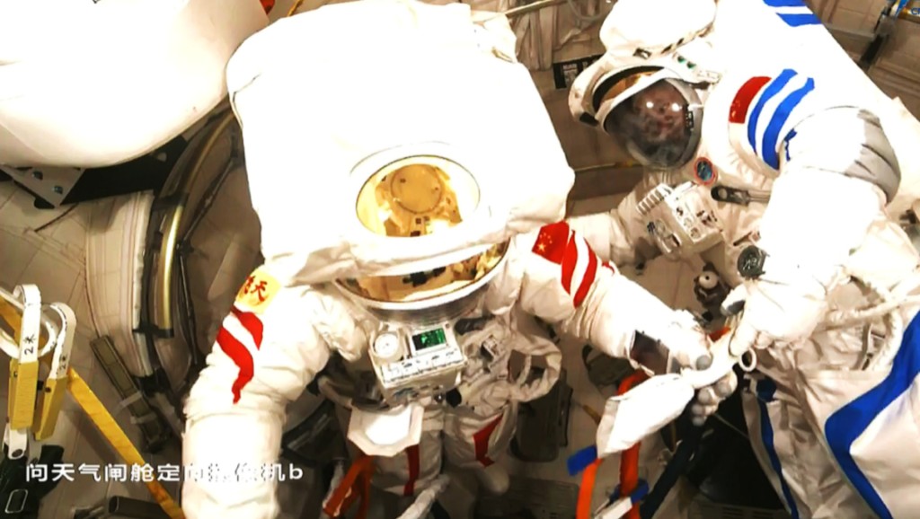 太空人費俊龍及張陸完成全部既定工作。