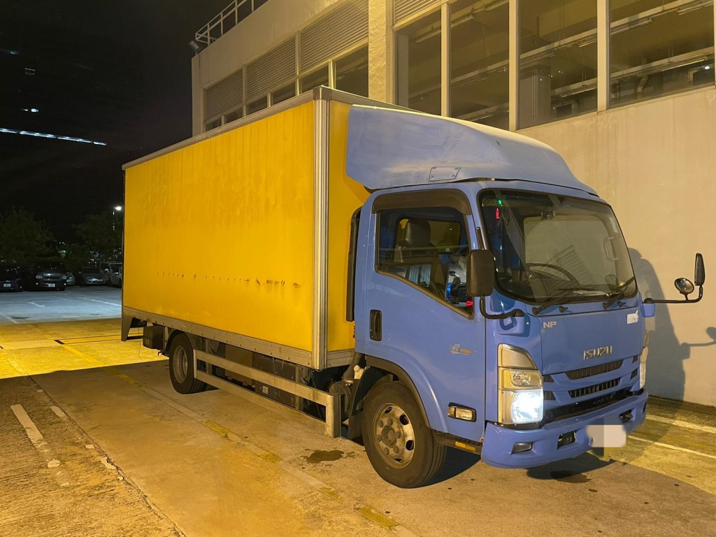 警方在觀塘宜安街截查一輛懷疑超載的五噸半貨車。警方圖片
