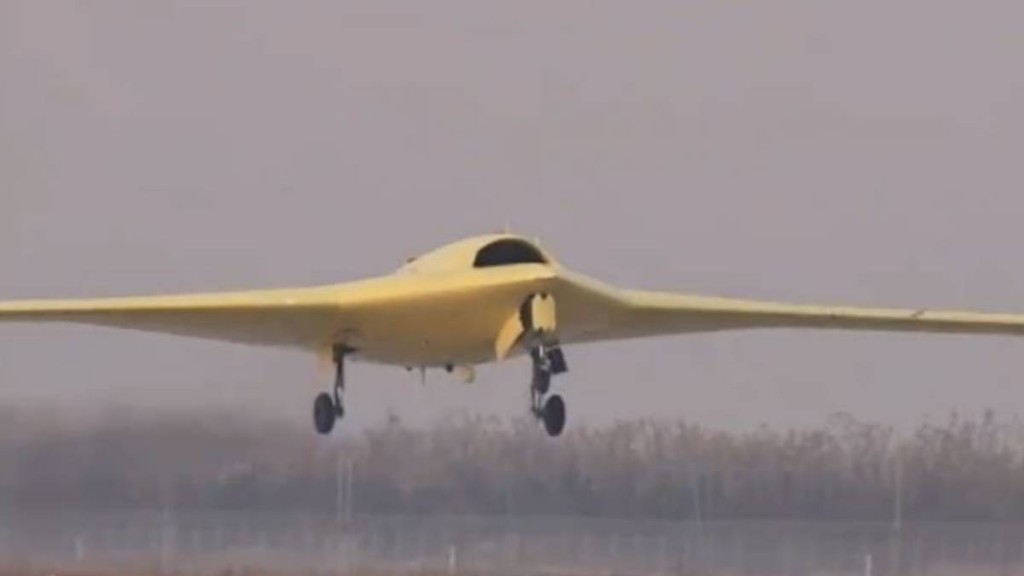 「彩虹-7」高空高速隱身無人機成功首飛。央視