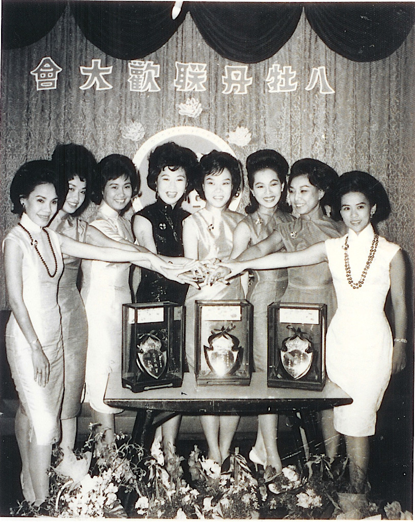 南红是60年代粤语片著名女星，当年与其他女星结义金兰为「八牡丹」。（左起）余丽珍、南红、罗艳卿、于素秋、凤凰女、林凤、邓碧云及吴君丽。
