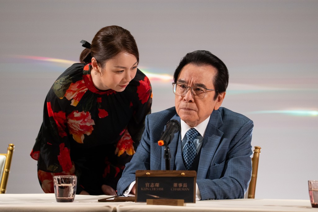 官志琛(姜大衛 飾)為謀取LKS董事局席位,下令兩子爭奪關鍵董事盧秉麟的支持。 官志琛(姜大衛 飾)為謀取LKS董事局席位,下令兩子爭奪關鍵董事盧秉麟的支持。