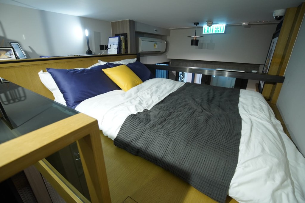设计师以高架床分隔出上层睡眠区摆放双人大床。(22楼E室)