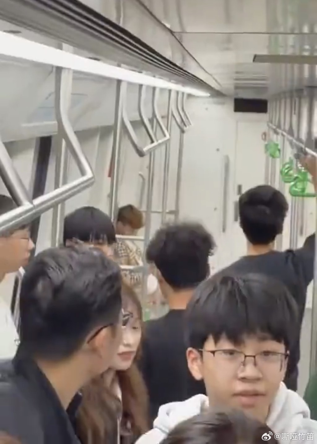 男子在车内脱裤自渎。 男子在车内脱裤自渎。