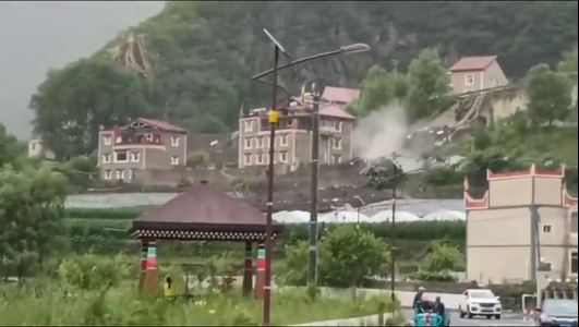 四川甘孜丹巴縣4日傍晚嚴重山泥傾瀉，政府要疏散133名村民。抖音＠川藏王 全國飛