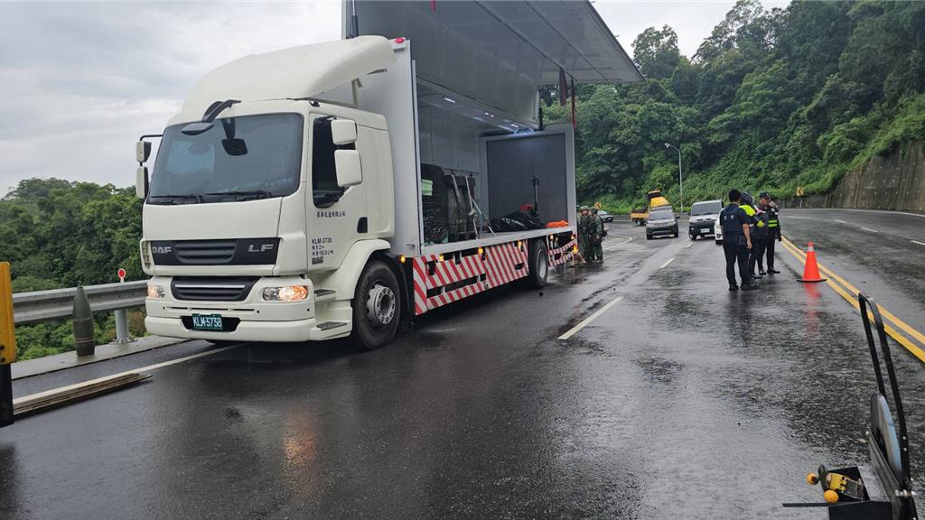 台灣軍方將跌出卡車的8寸榴彈回收。中時