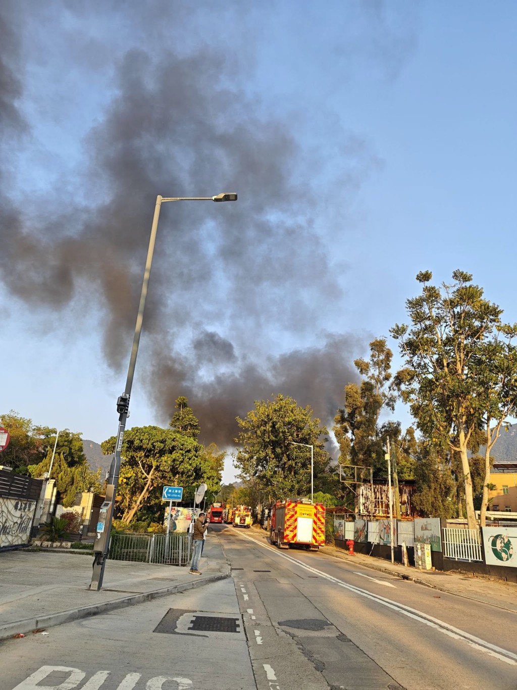 現場滾滾黑煙升上半空。fb「錦上路之友」圖片
