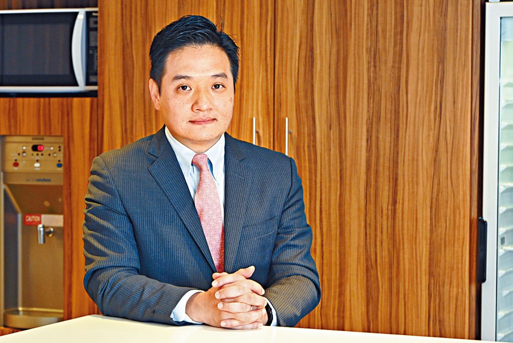 黃元山(見圖)及盧偉國就解決房屋問題建言。