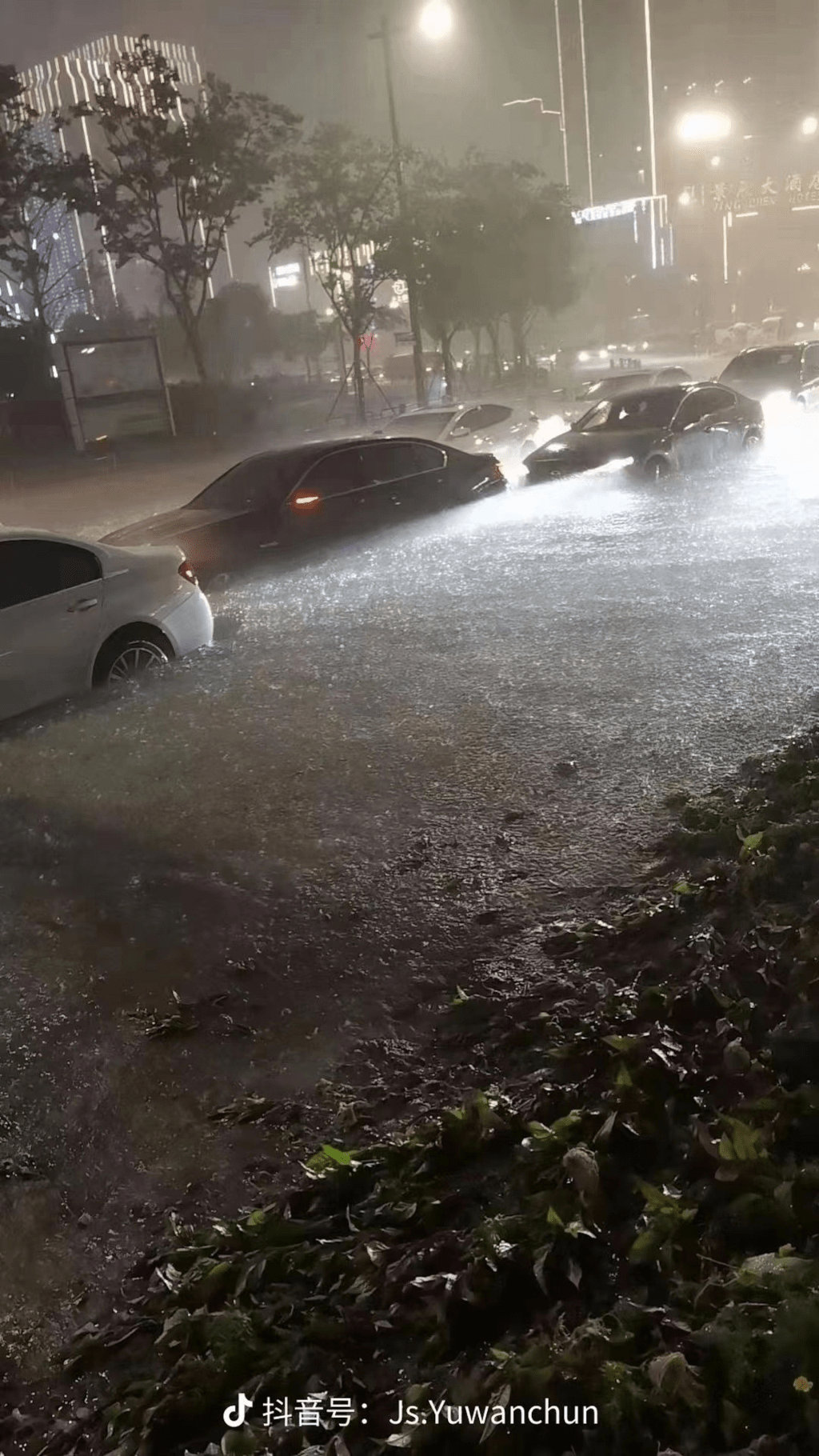 马路上汽车在水中抛锚。