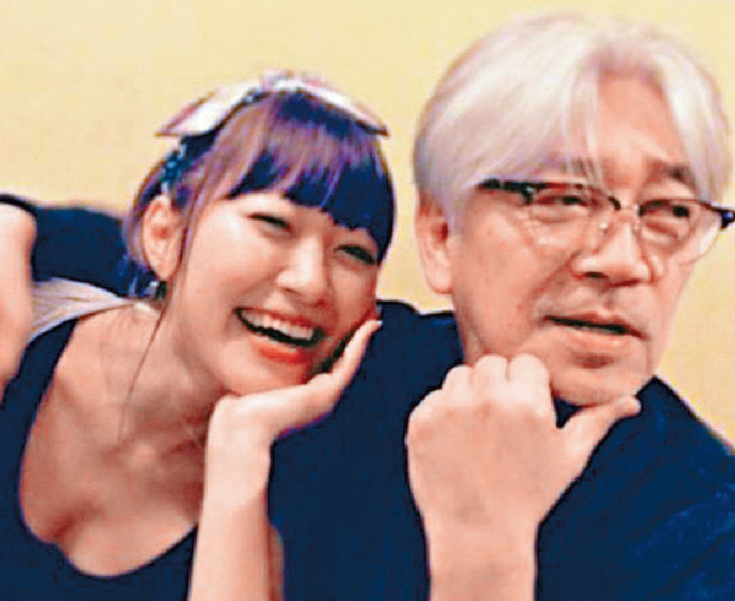 ■坂本龙一女儿坂本美雨昨日在节目中公布父亲死讯。 ■坂本龙一女儿坂本美雨昨日在节目中公布父亲死讯。