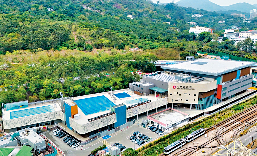 新屯門游泳池昨日起開放。