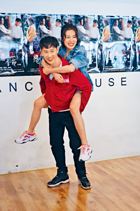 ■麦秋成重演戏中孭蒋家旻的一幕。