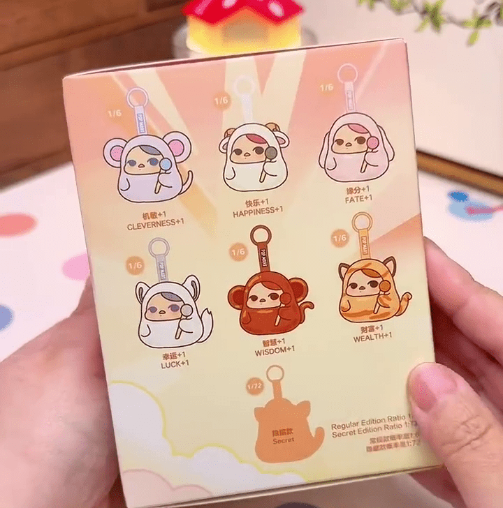 網友開箱「PUCKY敲敲系列」軟膠毛公仔掛件。