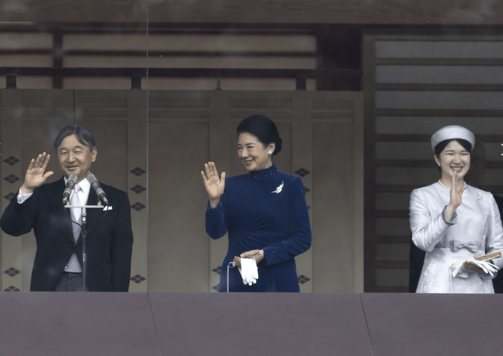 日皇德仁与皇后雅子昨日在赤坂御苑举办春天园游会，长女爱子（右）首度参加顿成焦点。美联社资料图片