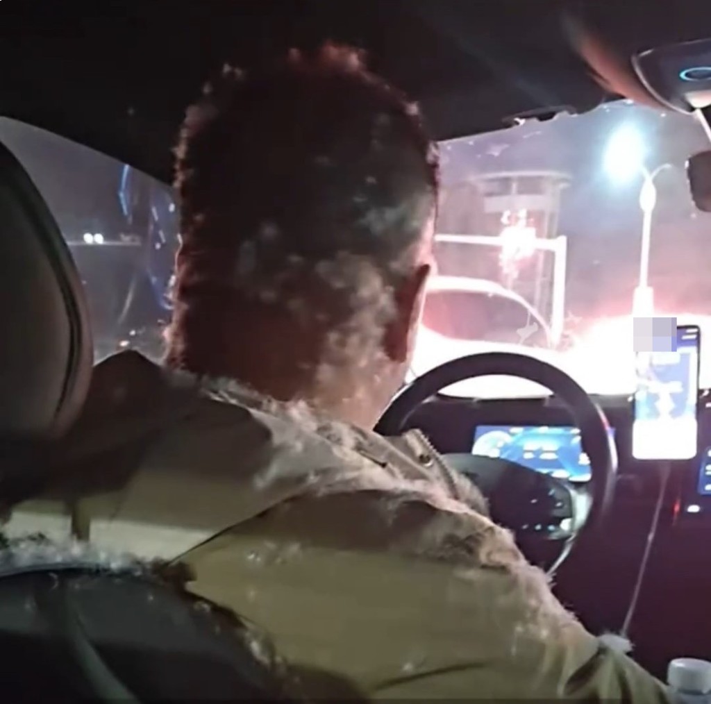 羽绒服「爆炸」后，司机全身黏上无数羽绒。