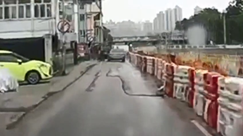 平治私家車撞向輕型貨車車尾。網上片段截圖 平治私家車撞向輕型貨車車尾。網上片段截圖