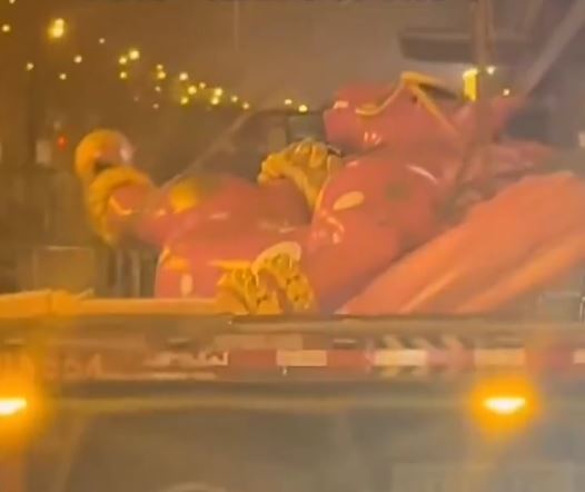 山西有商場因網民惡搞，急急把馬年雕塑換造型。小紅書