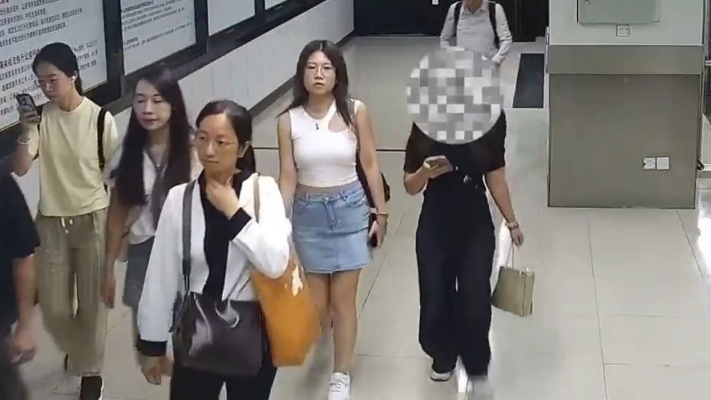 一名黑衣女经罗湖口岸北上过关时,被发现胸藏3只名表。海关发布 一名黑衣女经罗湖口岸北上过关时,被发现胸藏3只名表。海关发布
