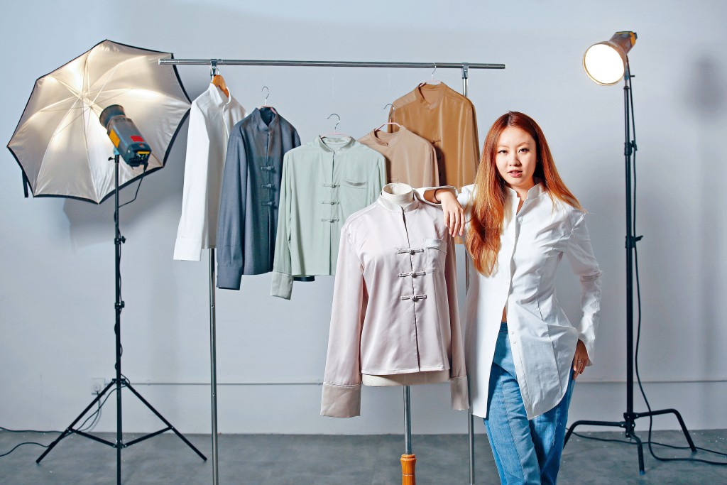 新進時裝設計師許琬瀅去年與朋友創立時裝品牌，將傳統華服特色和現代風格糅合，推出一系列時尚服飾。