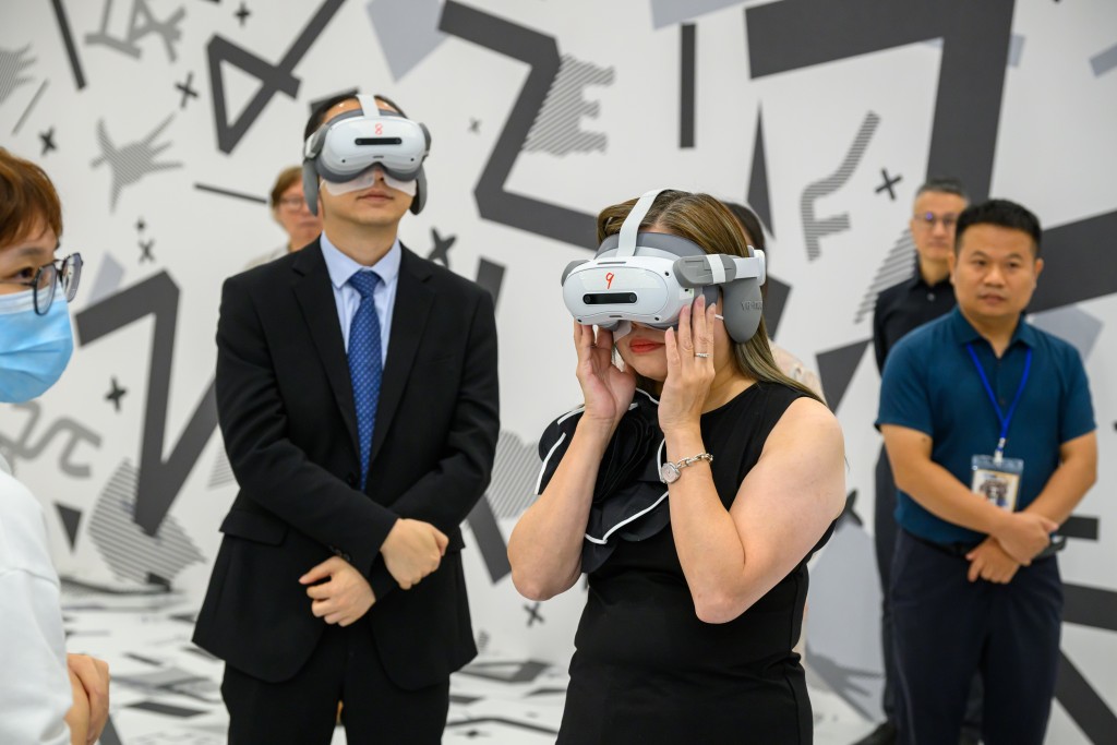 羅淑佩戴上VR眼鏡體驗甲骨文化。 羅淑佩戴上VR眼鏡體驗甲骨文化。