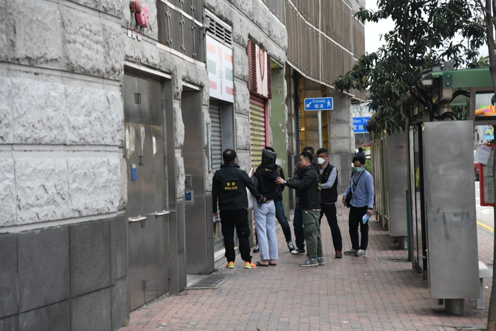 警方帶疑犯重組案情。