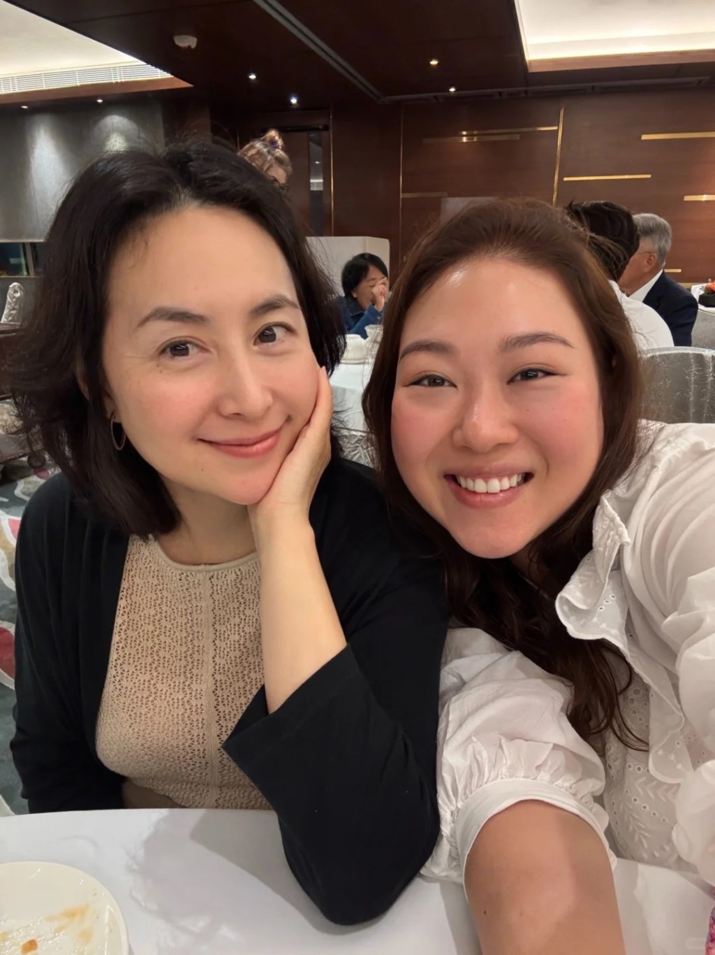 何超瓊經常出席契女曾昭怡的家庭聚會。 何超瓊經常出席契女曾昭怡的家庭聚會。
