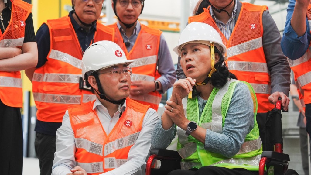 陳美寶一行參觀了iWMC的4大維修工序及三大數碼化系統。 陳美寶一行參觀了iWMC的4大維修工序及三大數碼化系統。