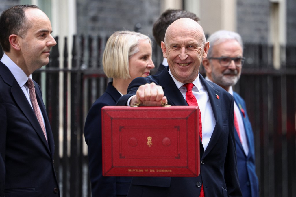 英國財相賀里安周三公布首份財政預算案，宣布向英格蘭約2,000萬個家庭，發放100英鎊「家庭能源補助」。路透社