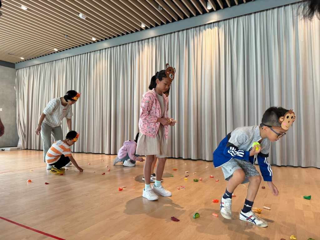 參加者透過歷奇活動認識及模仿黑猩猩於森林覓食。(圖片來源:受訪者提供) 參加者透過歷奇活動認識及模仿黑猩猩於森林覓食。(圖片來源:受訪者提供)