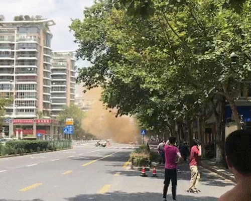 杭州建國北路今日中午出現地面塌陷,目前現場未發現人員傷亡。 網圖