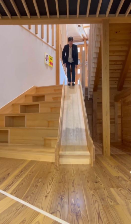 日大臣小野田紀美的爆笑瀡滑梯短片，在網上廣傳。Ｘ