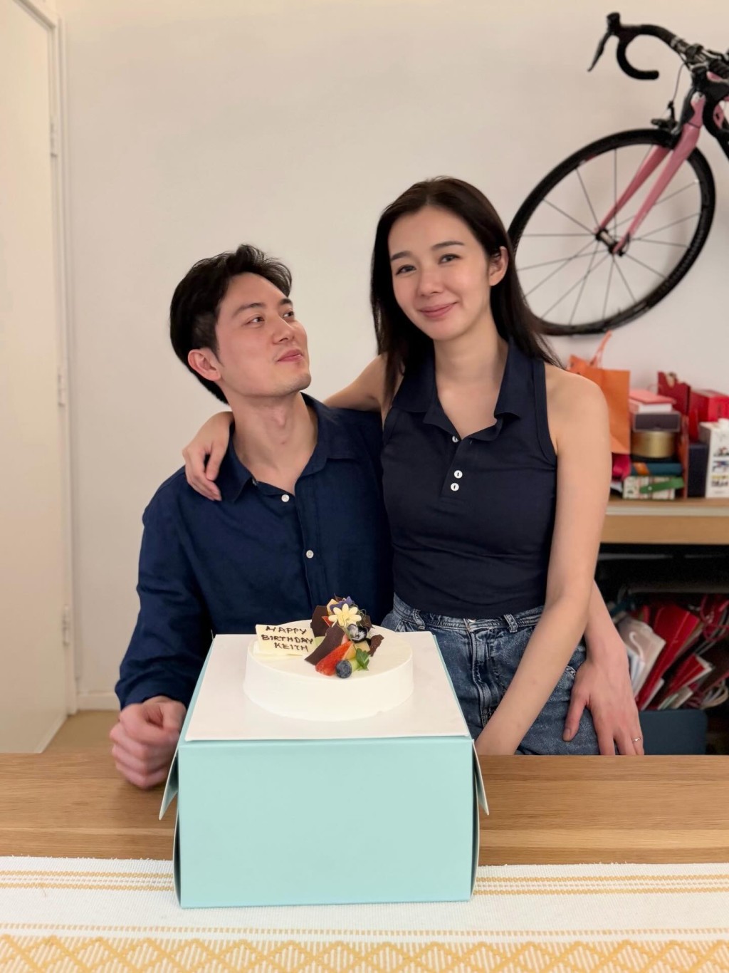 麥明詩甜蜜地坐在老公盛勁為的大腿上,為他慶祝生日。 麥明詩甜蜜地坐在老公盛勁為的大腿上,為他慶祝生日。