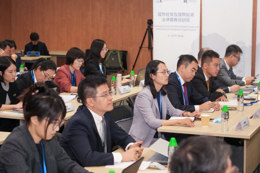 培訓班為來自商務部的20位專門從事國際談判和政策制訂的資深專家和數十位香港特區政府相關官員和內地官員,提升應對新興風險及挑戰的能力。 培訓班為來自商務部的20位專門從事國際談判和政策制訂的資深專家和數十位香港特區政府相關官員和內地官員,提升應對新興風險及挑戰的能力。