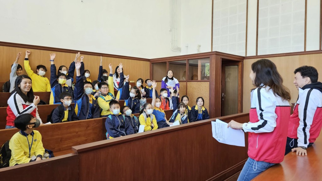 律师会安排40名小学生参观前身为粉岭裁判法院的香港青年协会领袖学院。资料图片
