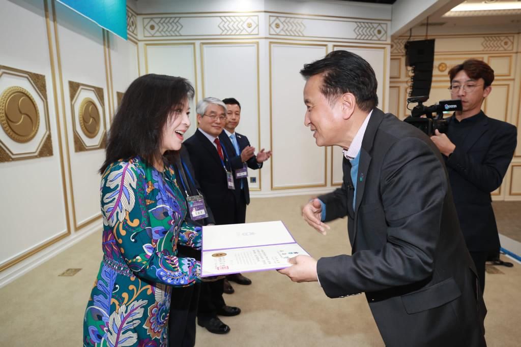 楊美儀再度獲韓國忠清北道政府委任為忠清北道國際顧問，以表揚她見證韓國領導世界美容業的奉獻。