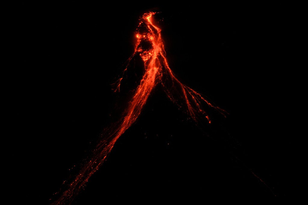 馬榮火山開始噴發熔岩。美聯社
